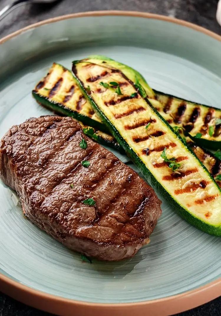 Ricetta Filetto di manzo con zucchine grigliate di maria_dedonato