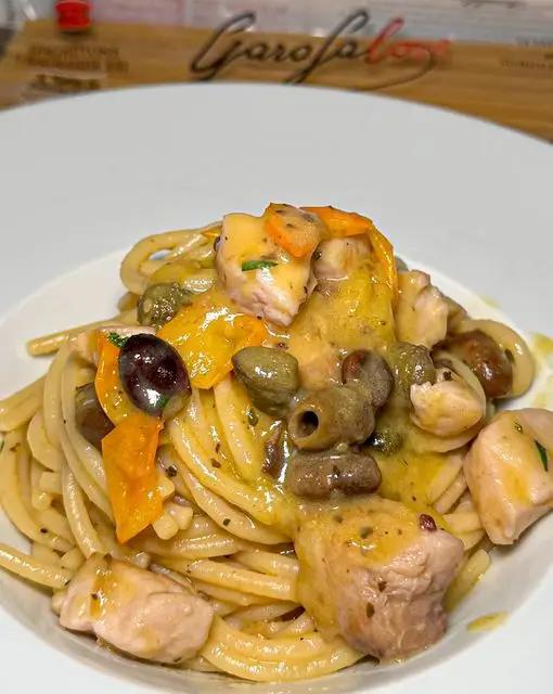 Ricetta Spaghettoni pesce spada, pomodorini gialli e olive di castalfood