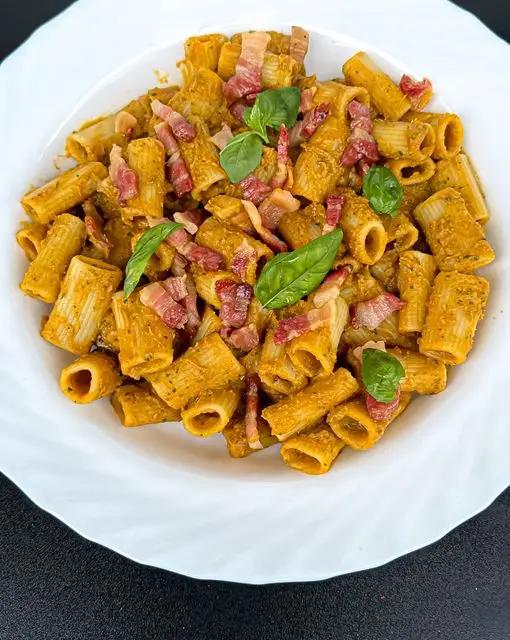 Ricetta Rigatoni con pesto di ceci e pancetta di castalfood