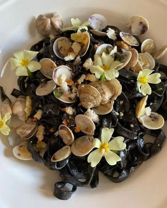 Ricetta Tagliatelle al nero di seppia con vongole e pane croccante di Troppo_buono_gourmet