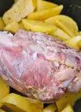 Immagine del passaggio 2 della ricetta Stinco di maiale con patate  in giallo