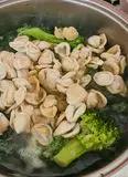 Immagine del passaggio 3 della ricetta Orecchiette allo zafferano con broccoli crema di zucca e  speck croccante