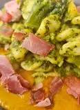 Immagine del passaggio 6 della ricetta Orecchiette allo zafferano con broccoli crema di zucca e  speck croccante