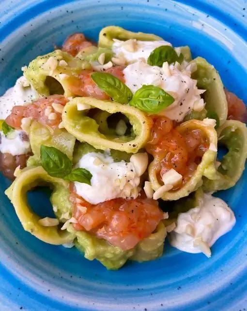 Ricetta Calamarata con crema di avocado, tartare di gambero rosso, stracciatella e mandorle di ilmiopiattoacolori