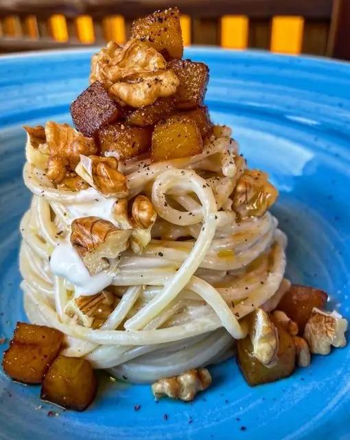 Ricetta Spaghetti con fonduta di gorgonzola, pere caramellate e noci di ilmiopiattoacolori