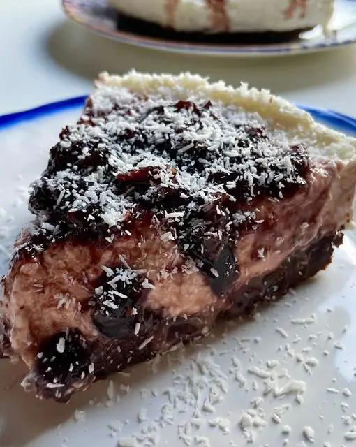 Ricetta CHEESECAKE COCCO E CILIEGIA CON BASE AL CACAO di ilmiopiattoacolori