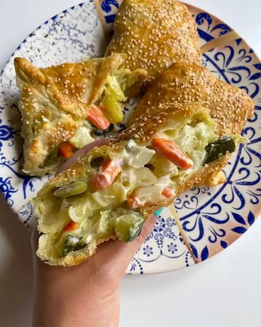 Ricetta Fagottini di pasta sfoglia ripieni di stracchino, pesto e verdure di ilmiopiattoacolori