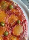 Immagine del passaggio 1 della ricetta Tarte tatîn pesche e rosmarino con uva spina