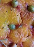Immagine del passaggio 2 della ricetta Tarte tatîn pesche e rosmarino con uva spina