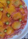 Immagine del passaggio 7 della ricetta Tarte tatîn pesche e rosmarino con uva spina