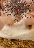 Immagine del passaggio 3 della ricetta Cheesecake con burrata , gamberi crudi e semi di papavero