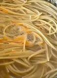 Immagine del passaggio 4 della ricetta Spaghetti con burrata, gamberi crudi e tartufo