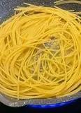 Immagine del passaggio 6 della ricetta Spaghetti con spinaci e anacardi