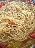 Immagine del passaggio 2 della ricetta Spaghetti pomodorini e bottarga di muggine