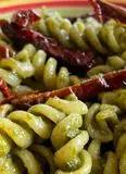 Immagine del passaggio 4 della ricetta Fusilli pesto, pomodorini confit e alici piccanti!