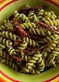 Immagine del passaggio 5 della ricetta Fusilli pesto, pomodorini confit e alici piccanti!