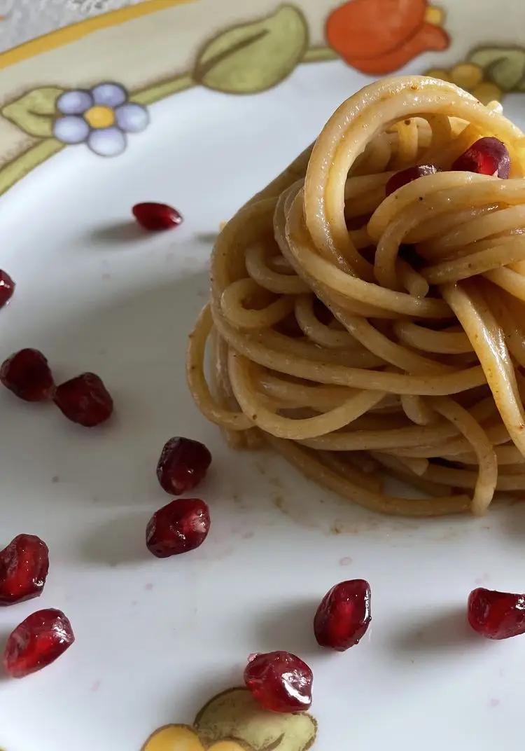 Ricetta Spaghetti ricci di mare, colatura di alici e melagrana di marco.cauli