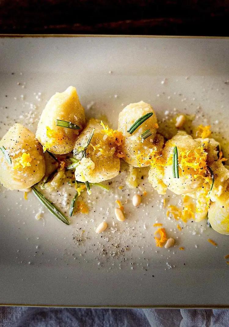 Ricetta Gnocchi with brown butter sauce, pine nuts, rosemary and orange peel di foodiecrumb