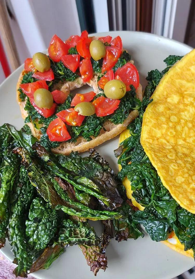 Ricetta frittata con cavolo nero ripassato, chips di cavolo nero, frisella con cavolo nero, pomodorini e olive verdi saclà di annarita528