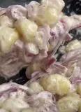 Immagine del passaggio 4 della ricetta Gnocchi con cipolla rossa, mascarpone, pancetta croccante e noci