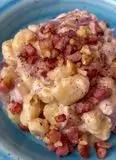 Immagine del passaggio 5 della ricetta Gnocchi con cipolla rossa, mascarpone, pancetta croccante e noci