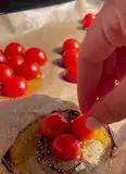 Immagine del passaggio 3 della ricetta Mini tarte tatin con pomodorini caramellati e burrata