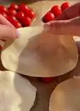 Immagine del passaggio 4 della ricetta Mini tarte tatin con pomodorini caramellati e burrata