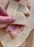 Immagine del passaggio 5 della ricetta Lingue di Focaccia in Padella Ripiene di Prosciutto e Scamorza