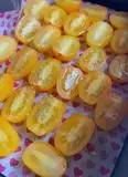 Immagine del passaggio 2 della ricetta Fusilli con pesto, formaggio e pomodorini gialli caramellati