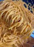 Immagine del passaggio 4 della ricetta Spaghetti con crema di peperoni e robiola e speck croccante