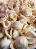 Immagine del passaggio 2 della ricetta Orecchiette cremose con ceci, olive e pomodorini