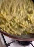 Immagine del passaggio 4 della ricetta Trofie cremose con zucchine e stracchino, chips di zucchine e tartare di salmone