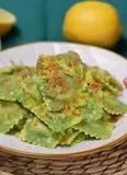 Immagine del passaggio 5 della ricetta Ravioli Ricotta e Spinaci con crema di broccoli e pane croccante al limone