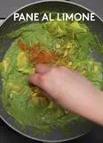 Immagine del passaggio 4 della ricetta Ravioli Ricotta e Spinaci con crema di broccoli e pane croccante al limone