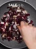 Immagine del passaggio 2 della ricetta Tortellini alla carne con gorgonzola, radicchio e noci