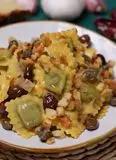 Immagine del passaggio 4 della ricetta Ravioli ricotta e spinaci con alici, olive, capperi e mollica croccante