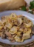 Immagine del passaggio 4 della ricetta Tortellini alla carne con funghi, grana e noci