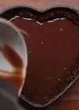 Immagine del passaggio 1 della ricetta Crostata ai due cioccolati per San Valentino