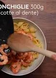 Immagine del passaggio 3 della ricetta Pasta fredda al pesto di pistacchi con gamberi e pomodorini