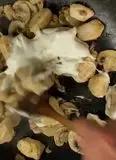 Immagine del passaggio 3 della ricetta Bocconcini di pollo cremosi con funghi