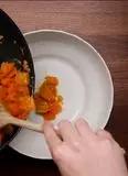 Immagine del passaggio 3 della ricetta Gnocchi al forno con crema di zucca, salsiccia e noci