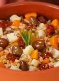 Immagine del passaggio 4 della ricetta Insalata di tre cereali con zucca, pecorino, olive taggiasche e pomodoro secco