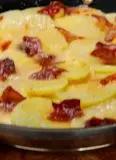 Immagine del passaggio 5 della ricetta Patate alla Savoiarda con pancetta in padella