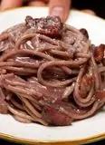 Immagine del passaggio 4 della ricetta Spaghettoni al vino rosso con pecorino e pancetta