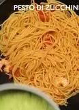 Immagine del passaggio 3 della ricetta Spaghetti con pesto di zucchine, gamberi e pomodorini