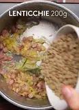 Immagine del passaggio 2 della ricetta Elicoidali con lenticchie e pancetta al rosmarino