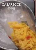 Immagine del passaggio 3 della ricetta Casarecce al pesto di fagiolini e pomodorini scottati