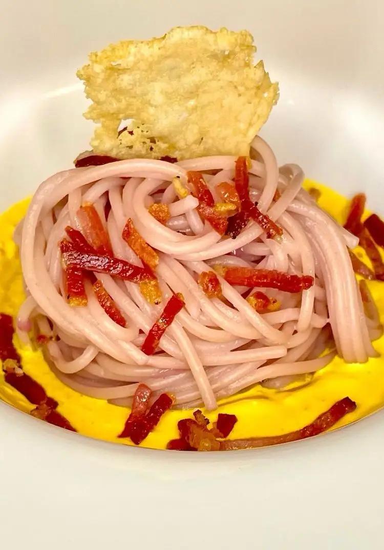 Ricetta Spaghetti al cavolo viola, crema di zafferano e speck croccante di frankcook