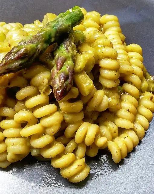 Ricetta Fusilli in crema di piselli, asparagi croccanti e aglio nero di fabiola