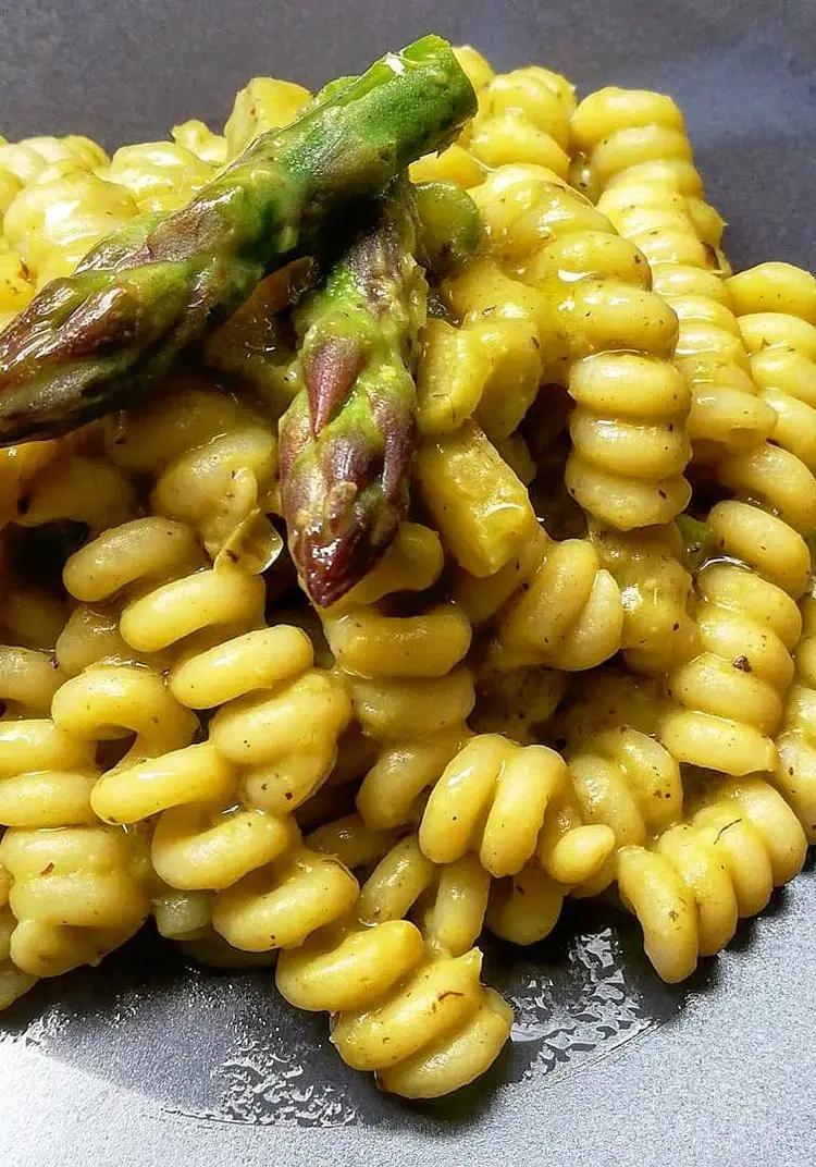 Ricetta Fusilli in crema di piselli, asparagi croccanti e aglio nero di fabiola